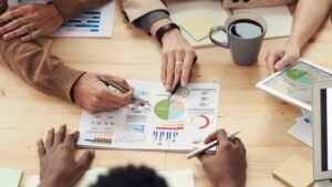 CRM sur mesure ou HubSpot/Salesforce : quand bâtir, quand acheter en 2026