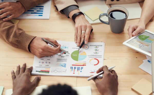 CRM sur mesure ou HubSpot/Salesforce : quand bâtir, quand acheter en 2026